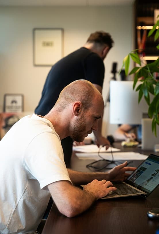 Ondernemer werkt aan offerte op laptop