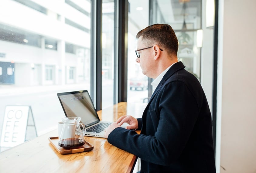 Ondernemer werkt aan creditnota op laptop